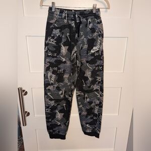 Youth Camouflage Nike Sweatpants size XL. Black and gray camo. Jogger sweats